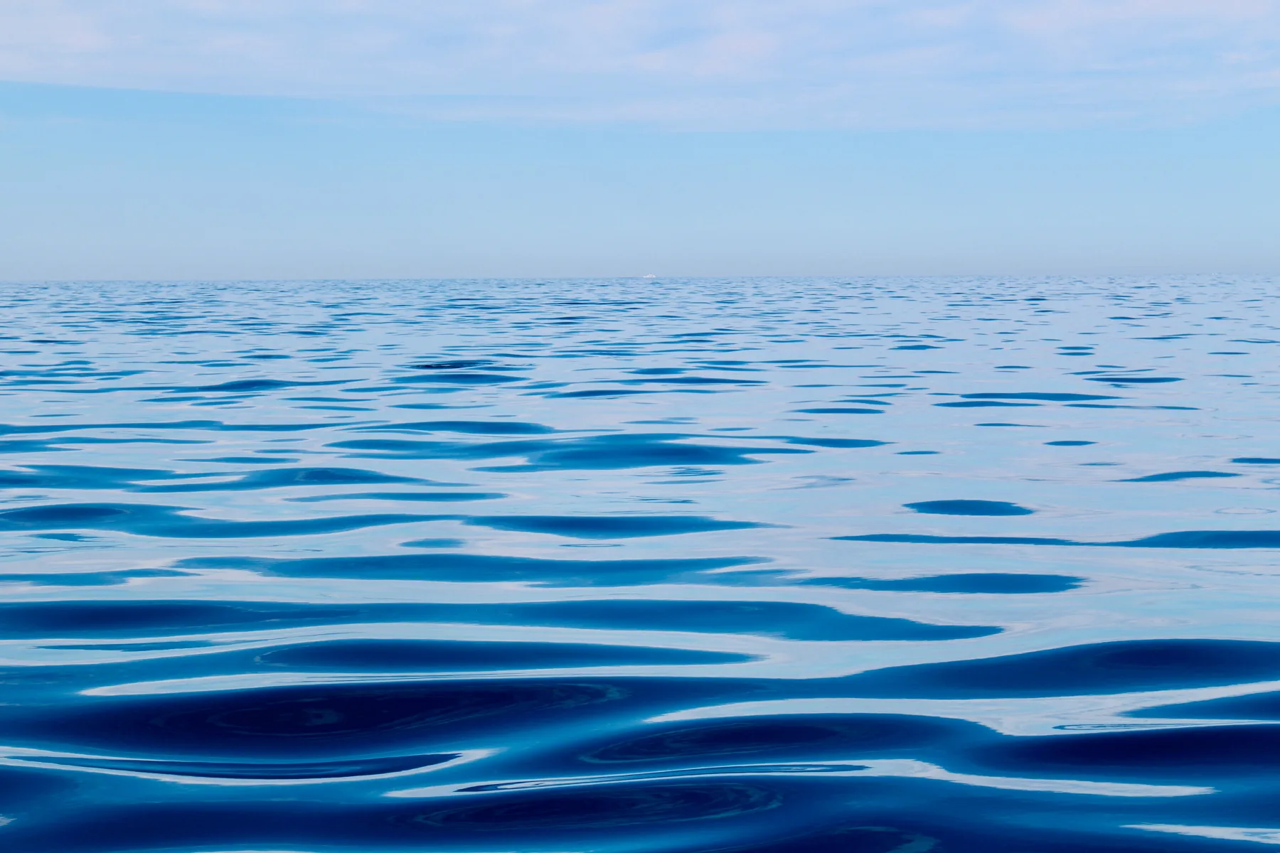 Calm open water meeting a soft horizon, evoking the spaciousness of the Making Space remote group with Laurie Buehler, MFT
